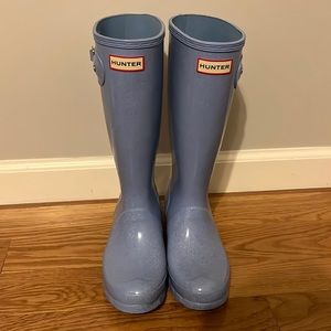 Light blue Hunter rain boots.